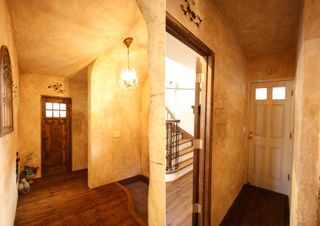 玄関ホールからドア