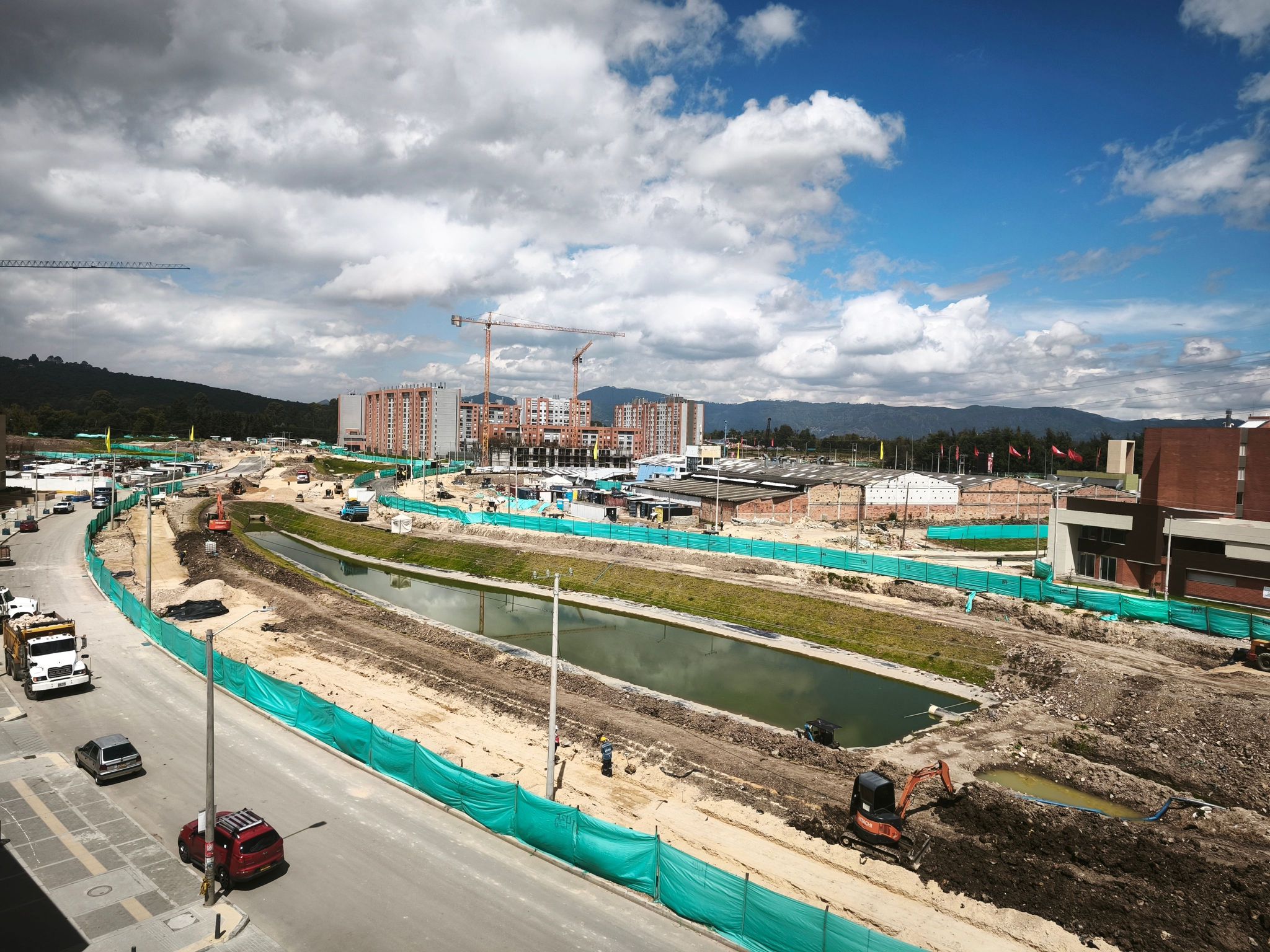 Vista Hacia El Urbanismo Con Lago Artificial