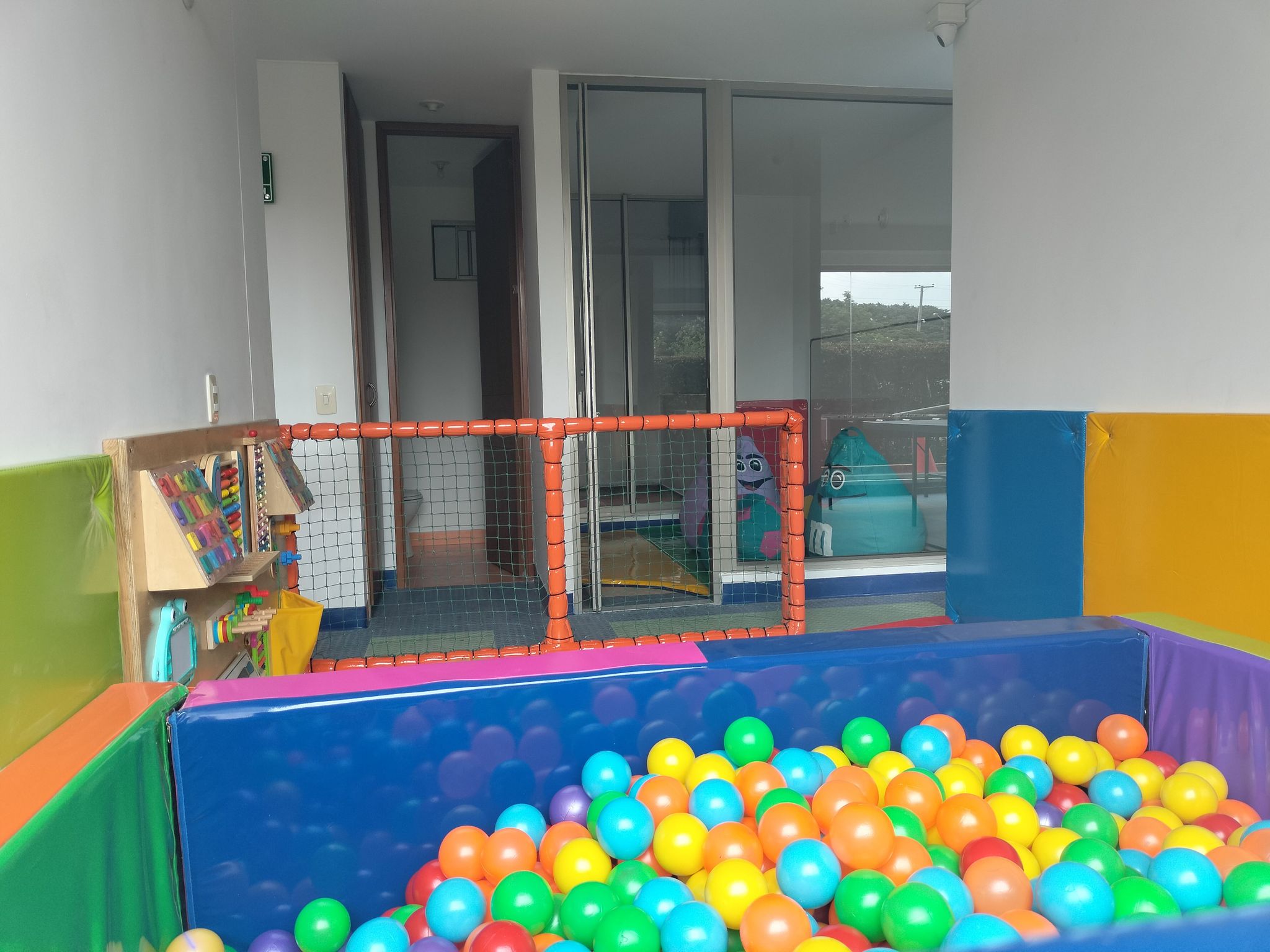 37_Salon De Juegos Piscina De Pelotas