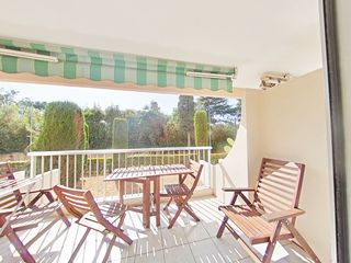 Terrasse Sur Verdure Et Vue Port (2)