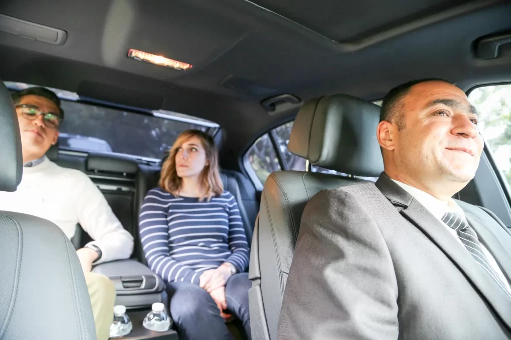 How Much Should You Tip an Airport Shuttle Driver? A Traveler’s Guide