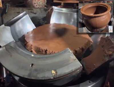 Multipart metal mold jiggering machines