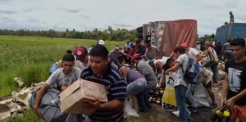 Chaco: volcó un camión cargado de botellas de vino y los vecinos no dejaron ni los corchos