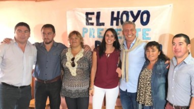 El Hoyo. Daniel Cárdenas presentó a sus concejales acompañado del gobernador Mariano Arcioni.