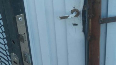 Los delincuentes destrozaron ayer una doble puerta de ingreso.