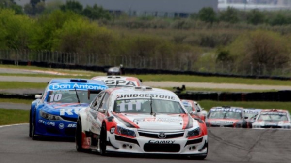 El ex piloto de la Fórmula 1 consiguió un impecable triunfo en el Top Race en Buenos Aires.