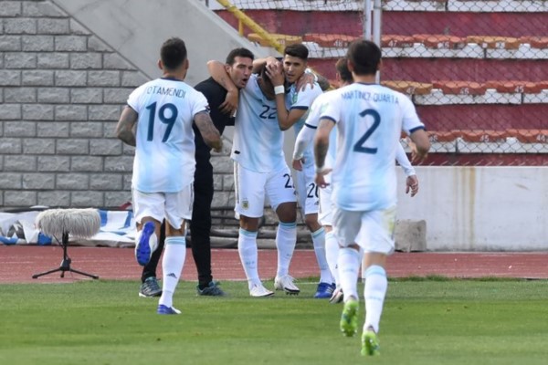 Hasta Scaloni se sumó al festejo del gol de Lautaro Martínez.