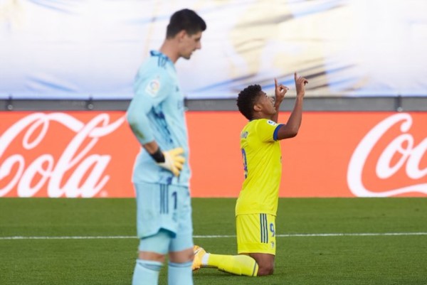 Lozano celebra su gol, y Courtuois, cabeza gacha, no lo puede creer.