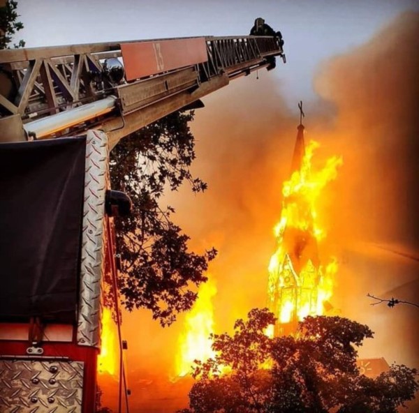 Cinco personas fueron detenidas por incendio en iglesia institucional de Carabineros, entre ellos, había un funcionario de La Armada.