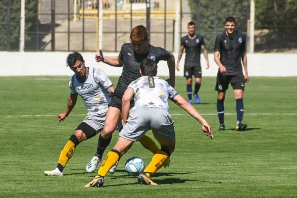 Khalil Caraballo maniobra ante la doble marca del elenco local.
