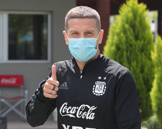Continúan llegando los futbolistas al predio de Ezeiza para someterse a los testeos y acoplarse a la concentración.