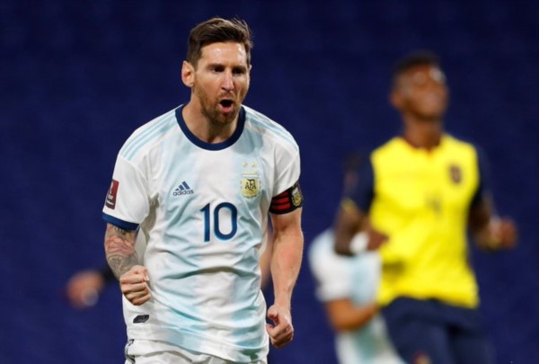 Messi, de penal, marcó el gol de la albiceleste en La Bombonera.