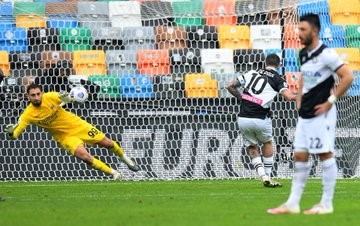 El argentino De Paul, de penal, anotó en la derrota de Udinese.