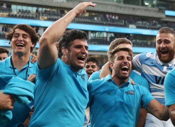 El chubutense Federico Wegrzyn, integrante del plantel, en los festejos de un día histórico para el rugby argentino.