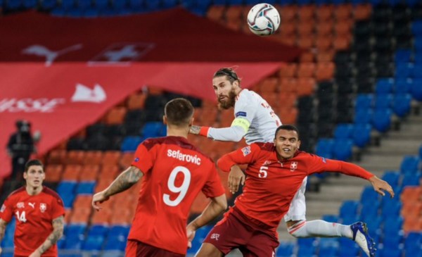 Ramos falló dos penales, pero rescataron un punto ante Suiza (1-1) con gol de Moreno en los últimos minutos.