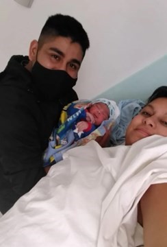 Geraldine junto a su esposo y su nuevo hijo. A los días moriría por una infección.