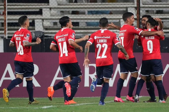 Independiente quedó a un paso de cuartos al golear a Fénix