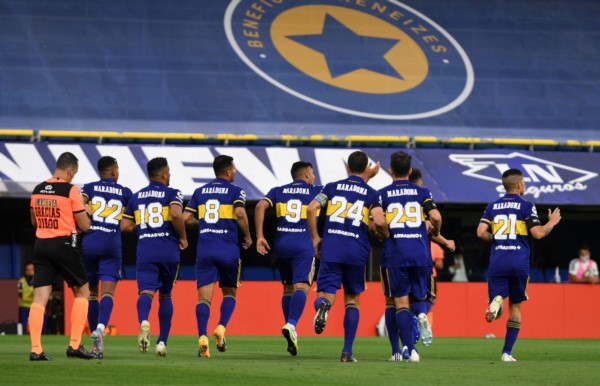 Todos los jugadores de Boca corren a dedicarle el gol a Dalma, la hija del "Diez".