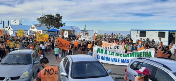 La marcha en Puerto Madryn, frente al mar. (Foto: La Namunkurá 89.7)