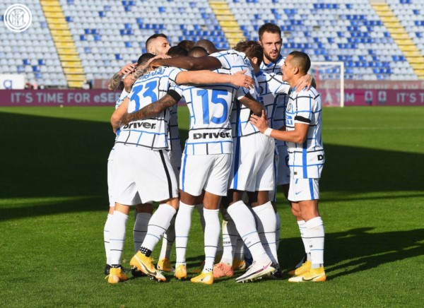 Con Lautaro y un gol de Lukaku a lo Pity Martínez, Inter resurgió en Cagliari tras el naufragio en la Champions League.