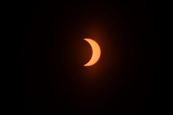 En la Luna Nueva, nuestro satélite se cruza en la línea de la eclíptica, produciendo uno de los fenómenos astronómicos más deslumbrantes. (Fotos: Daniel Feldman, enviado especial a Las Grutas).