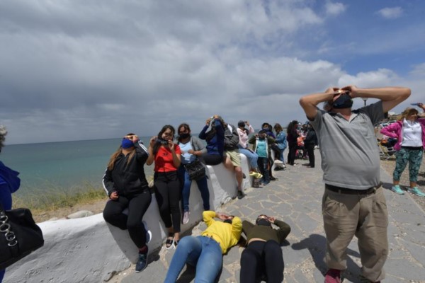 El cielo de Las grutas. La observación de este tipo de fenómenos siempre genera mucho interés. (Fotos: Daniel Feldman).