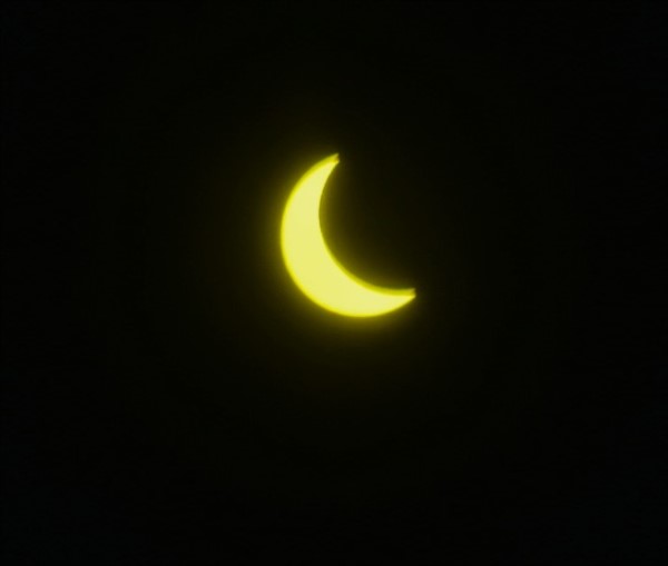 La luna cruza la línea de la eclíptica, corriéndose a la derecha de la imagen, y el Sol resurge, en poética alegoría: la oscuridad no puede ocultar la Luz.... (Foto: Norman Evans, exclusivo de Jornada