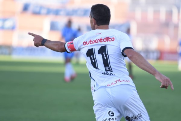 Maxi Rodríguez abrió el camino del triunfo en el Malvinas Argentinas.