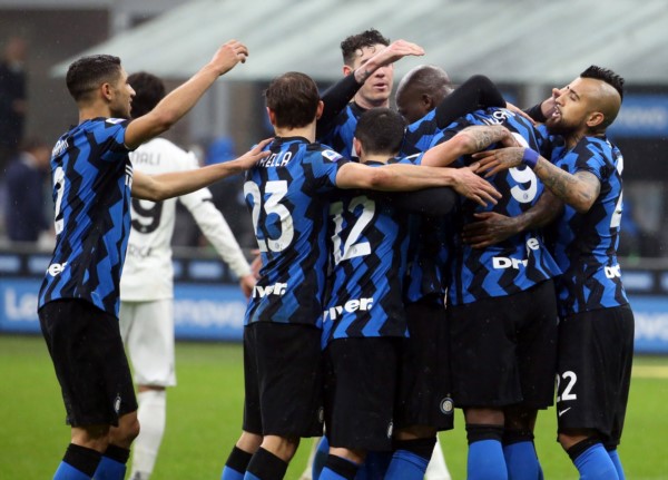 Inter también ganó y no le pierde pisada el Milan.