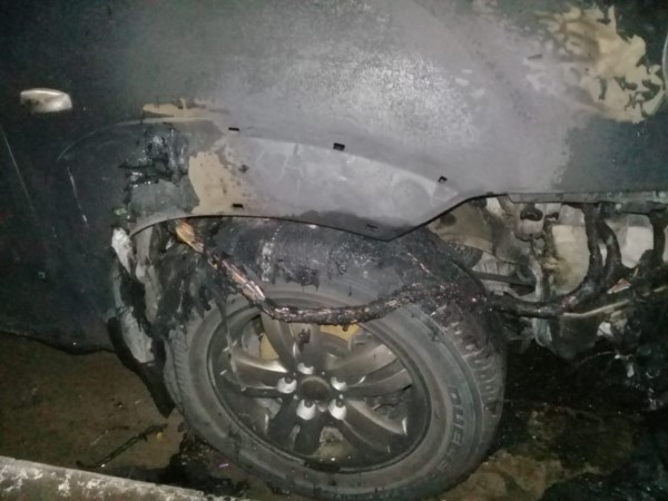 Camioneta Hyundai Tucson incendiada en Trelew.