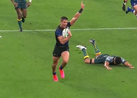 Bautista Delguy festeja antes de apoyar el único try argentino.