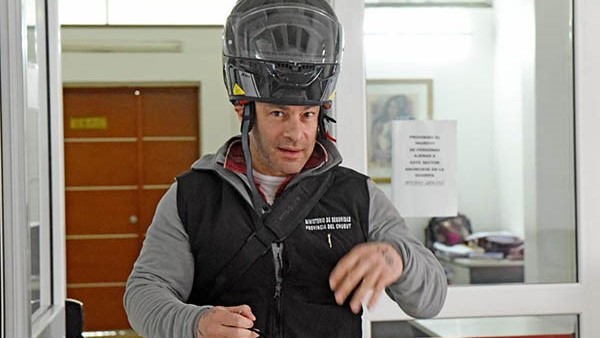 Casco. El ministro llega sonriente a la Jefatura de Policía tras estacionar su “nave” en Rawson. 