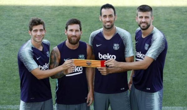 El Barça ha dado los nombres de los capitanes de esta temporada y continúan siendo los mismos (Messi, Piqué, Sergi Roberto y Busquets).