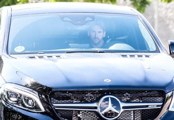 Messi llegando a la Ciudad Deportiva.
