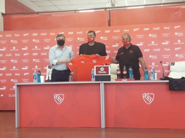 El entrenador fue presentado oficialmente y brindó una conferencia.