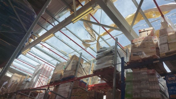 El techo de Walmart en Comodoro, devastado por las fuertes ráfagas.