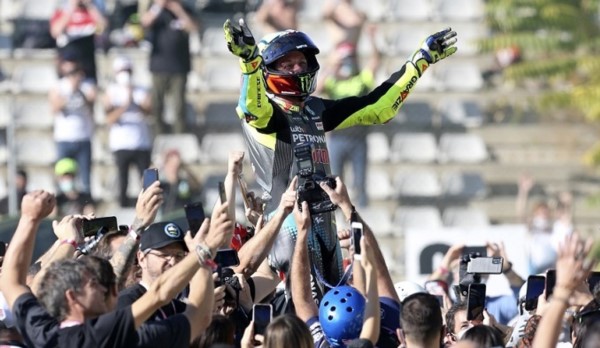 Valentino Rossi corrió su última carrera. Y cruzó la meta en décima posición bajo un cálido sol en tierra de naranjos, arroces y pólvora.