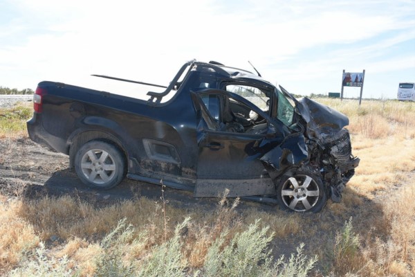 La camioneta quedó sobre la Ruta 3. El conductor no sufrió heridas de consideración. (Foto: Norman Evans / Jornada)