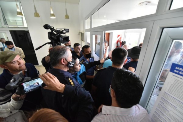 La discusión subió de tono cuando quisieron ingresar. (Foto: Daniel Feldman / Jornada)