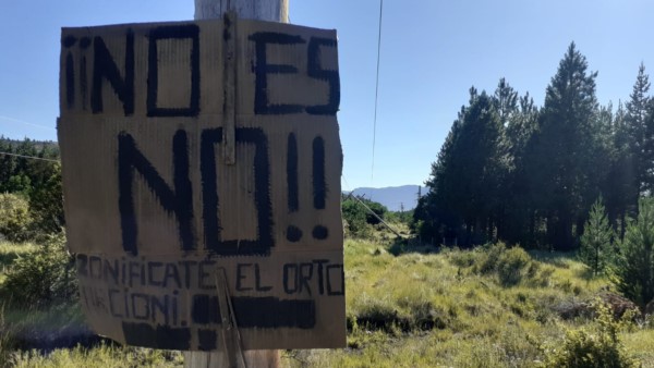 "No es no". El cartel fue dejado en el lugar de los atentados pero se desconoce si tiene que ver con los hechos.