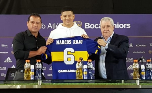 Marcos Rojo posa con la camiseta de Boca con el dorsal Nro. 6.