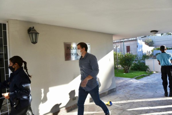 Nicolás Suganuma llegando a la Oficina Judicial de Rawson.