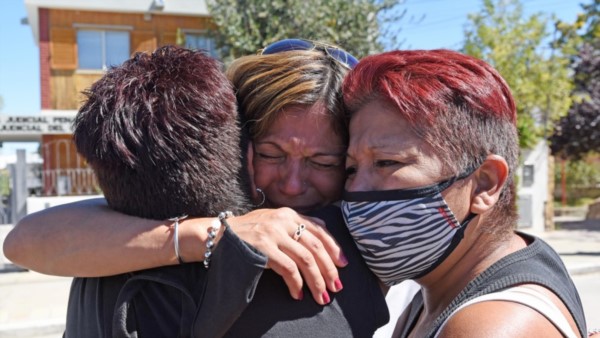 Dolor. Liliana Guerra, madre de Ronald, tras la audiencia. Llora abrazada a quienes la acompañaron ayer durante una mañana conmovedora.