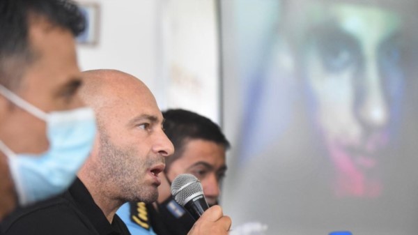 El ministro Federico Massoni junto al jefe y subjefe de Policía. Fue muy crítico con la jueza Fernanda Révori.