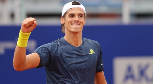 Federico Coria (95) jugó a la tarde en gran nivel, se impuso por un claro 6-3 y 6-2 ante el francés Benoit Paire (29), segundo preclasificado, y también avanzó a las semifinales.