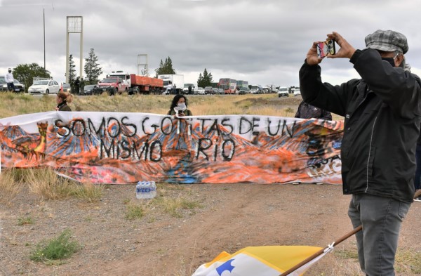 Largas colas de vehículos aguardan que haya una decisión. (Foto: Norman Evans / Jornada)