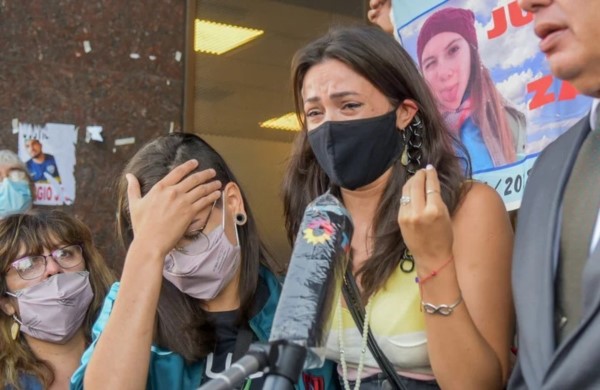 Mailín Gobbo llora de bronca tras el anuncio de la absolución.