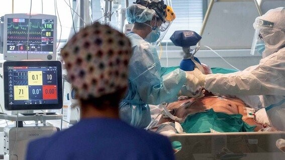 Un médico le informó a la mujer que el paciente estaba "acompañado por su novia".