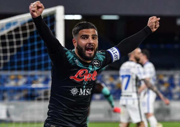 Insigne, figura del Nápoli, celebra el gol en contra de Samir Handanovic.
