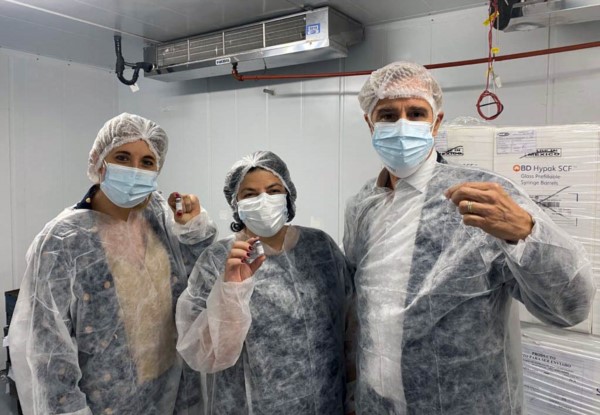 La ministra de Salud, Carla Vizzotti (c.), junto a la asesora presidencial, Cecilia Nicolini (izquierda) y el presidente de Laboratorios Richmond.
